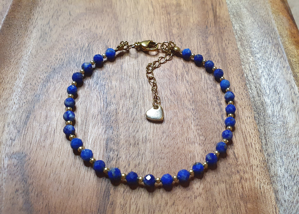 Bransoletka z lapisu lazuli 4 mm ze złotą stalą szlachetną 304, zawieszką serce
