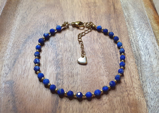 Bransoletka z lapisu lazuli 4 mm ze złotą stalą szlachetną 316L i zawieszką serce