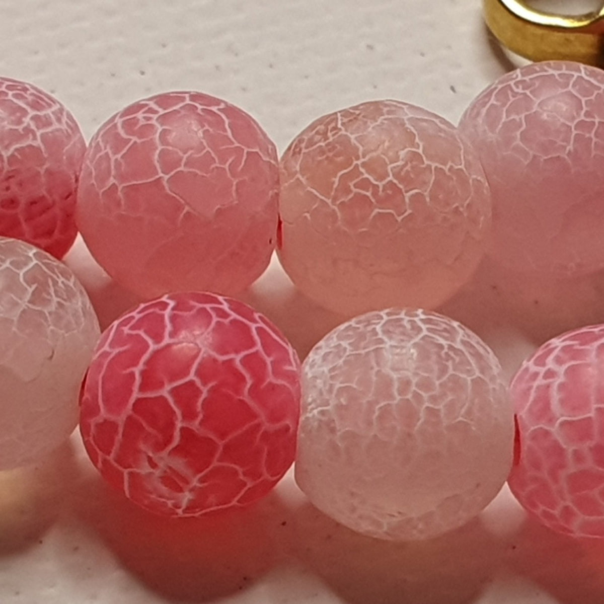 Różowy agat trawiony 6 mm – zbliżenie naturalnych kamieni bransoletki R&S Éclat
