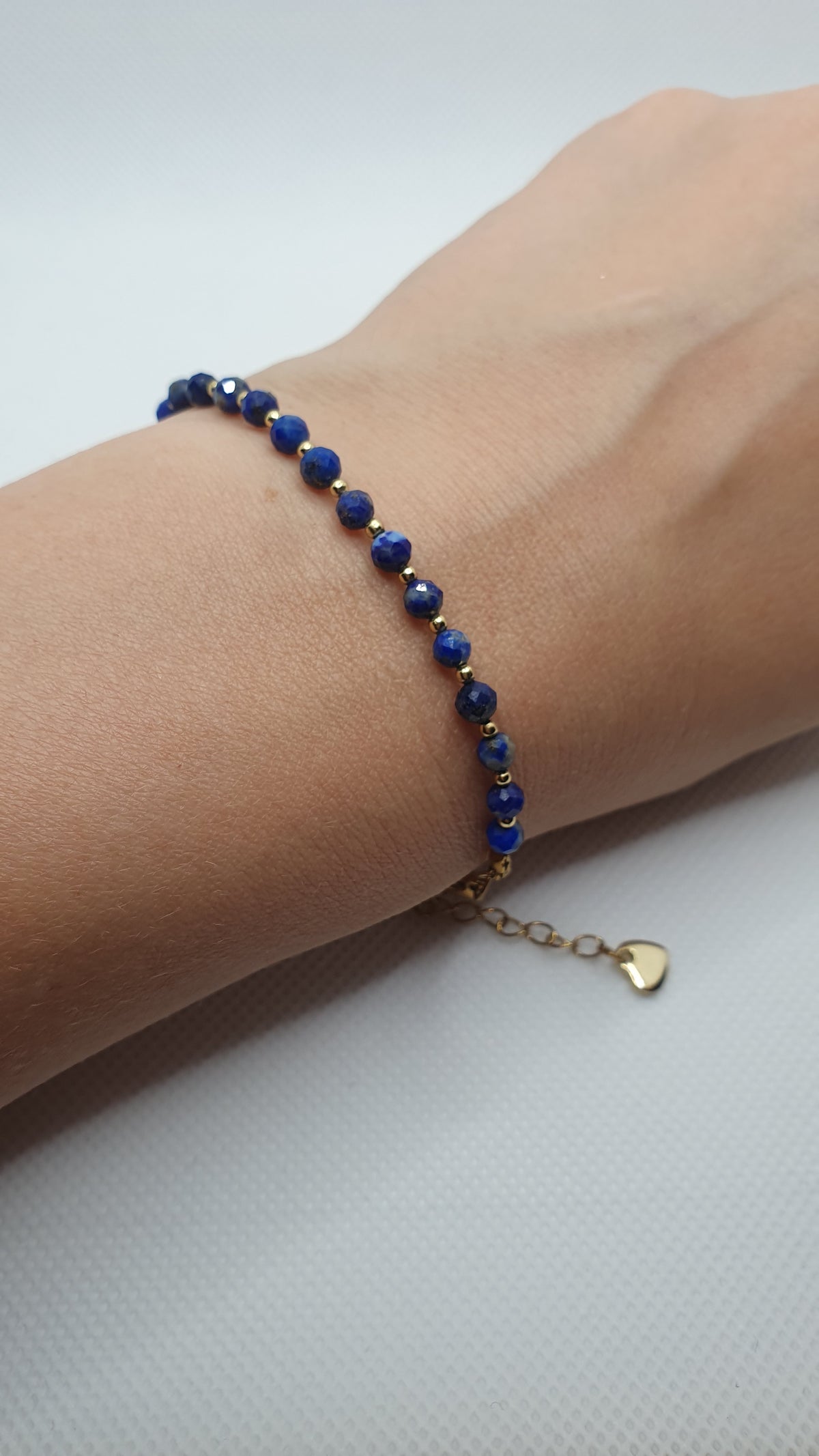 Bransoletka z naturalnego lapisu lazuli w codziennej stylizacji na nadgarstku