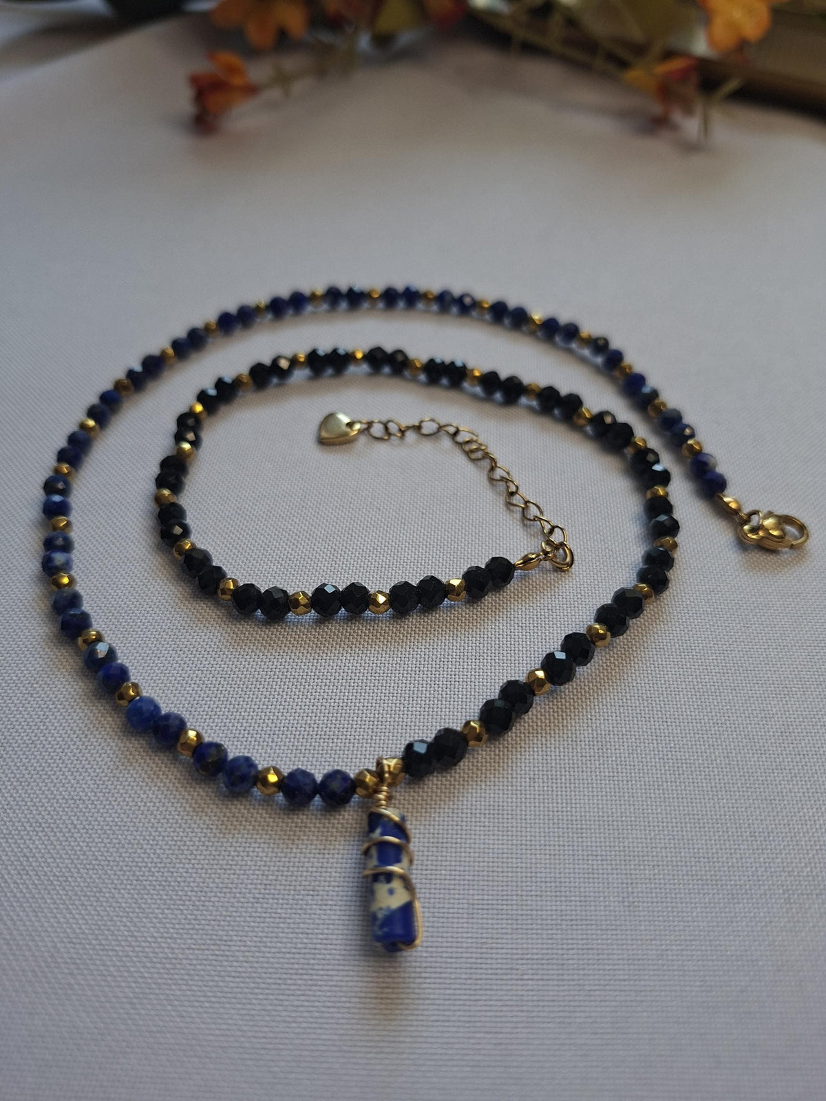 Naszyjnik z lapis lazuli, onyksu i złotego hematytu – R&S Éclat